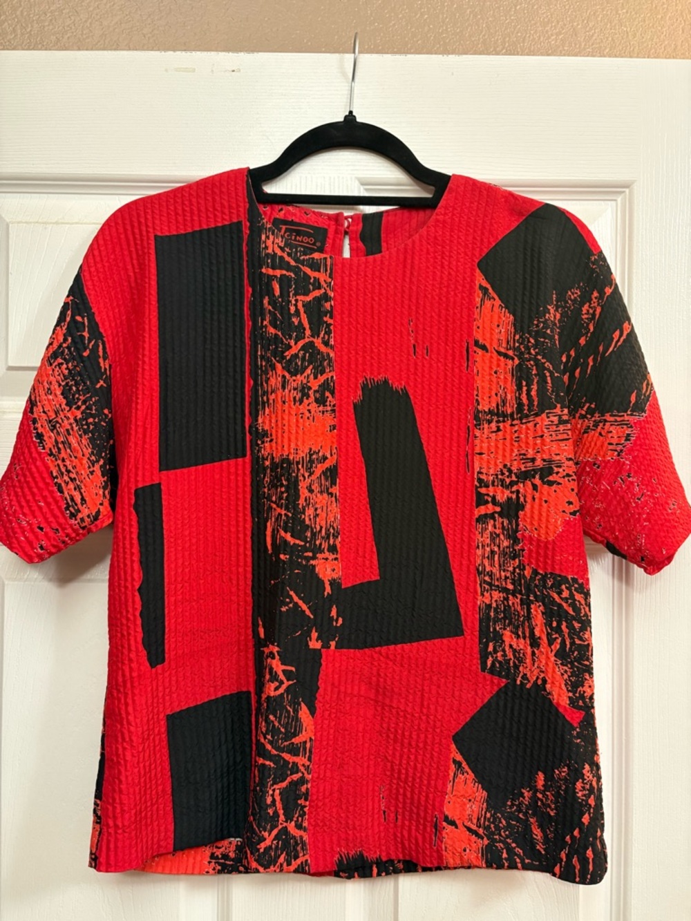 100% silk Icinoo red black short sleeve blouse
top vintage 80s 90s festive VTG 6